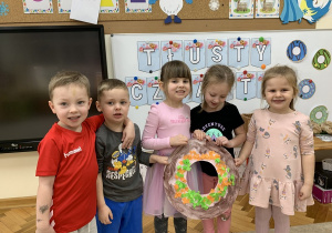 Przedszkolaki prezentują swoje dzieło.