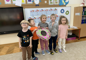 Kropelki z kolorowym pączkiem.