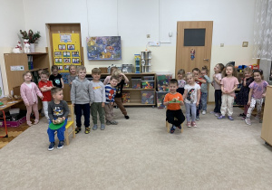 Zabawy przedszkolaków - bieg z pączkiem.