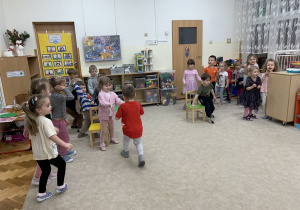 Kto szybciej - dzieci biegną z pączkiem.