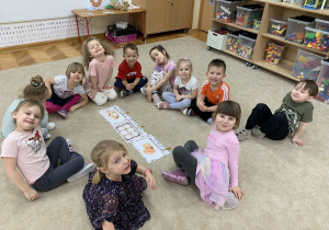 Dzieci liczą pączki - zabawa matematyczna.