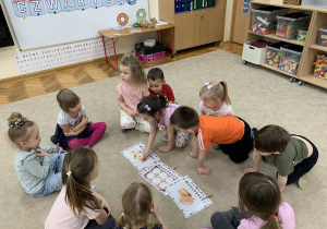 Praca w grupie - przeliczanie pączków.