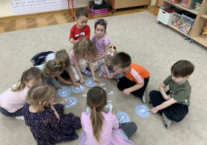 Kropelki podczas zabawy - pączkowe domino.