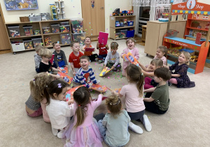 Dzieci i kolorowe papierki.