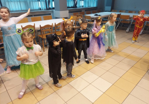 Dzieci podczas zabawy z animatorem.