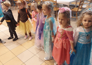 Zabawa muzyczna w kole.