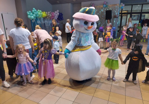 Taniec w kole z bałwankiem.