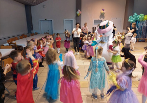 Wspólna zabawa z bałwankiem.