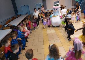 Zabawy taneczne Kropelek z gościem - Bałwankiem.