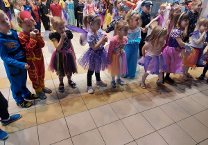 Kropelki czekają na kolejną zabawę muzyczno-ruchową.