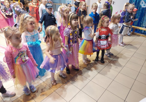 Dzieci szykują się do zabawy.