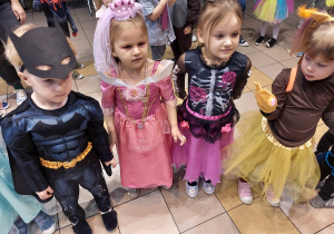 Przedszkolaki w swoich strojach.