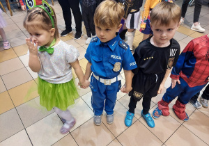 Czterolatki w oczekiwaniu na dalszy ciąg zabawy karnawałowej.