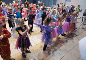 Dzieci tanczą do muzyki disco.