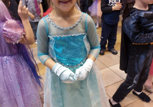 Dziewczynka w stroju Elzy.