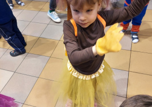 Dziewczynka w przebraniu wiewiórki.