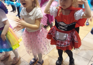 Dziewcznki podczas zabawy.