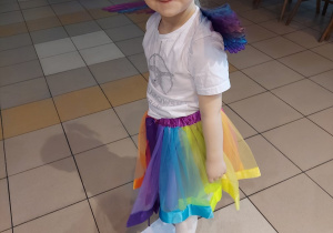 Zabawa sprawnościowa z kartkami.