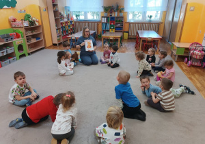 01 Dzieci słuchają opowiadania o Brawojce