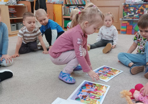 02 Dziewczynka układa ilustracje