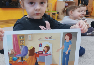 03 Dziewczynka pokazuje ilustrację