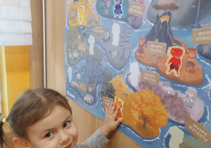 05 Dziewczynka przykleja postać Brawojki na plakat