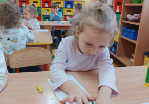 06 Dziewczyka robi pracę plastyczną