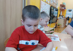 07 Chłopiec robi pracę plastyczną