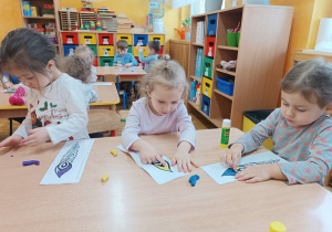 08 Dzieci wyklejają pióro plasteliną