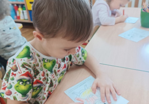 13 Chłopiec koloruje postać Brawojki