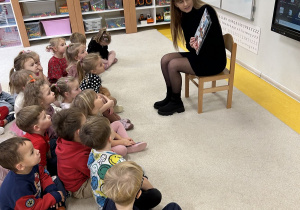 Kropelki z zainteresowaniem oglądają ilustracje.