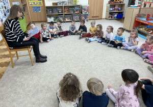 Kropelki słuchają bajki czytanej przez panią.