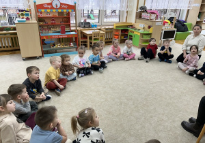 Czterolatki słuchają bajki.