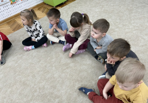 Dzieci słuchają czytania pani Pauliny.