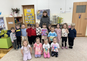Pamiątkowe zdjęcie z wizyty pani bibliotekarki.