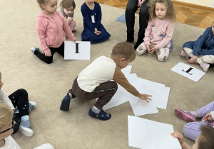 Dzieci oglądają literki.