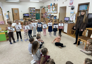 Czterolatki prezentują ułożony napis - Walentynki.