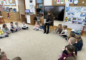 Pani czyta książkę o Walentynkach.