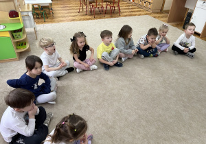 Przedszkolaki podczas spotkania.