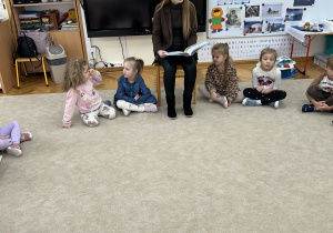 Pani Paulina rozmawia z dziećmi na temat treści przeczytanej książki.