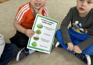 Ćwiczenia mimiki twarzy z żabką.