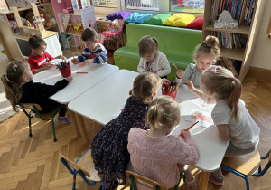 Kropelki kolorują postać Brawojki.