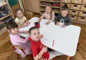 Czterolatki podczas kolorowania.