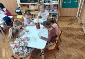 Dzieci podczas pracy.