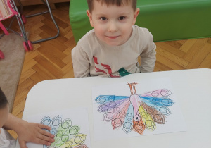 Chłopiec ze swoim rysunkiem.