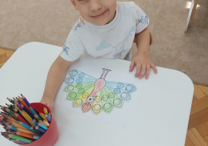 Chłopiec z pokolorowanym pawiem.