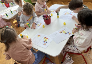 Wklejanie postaci Brawojki do klasera.