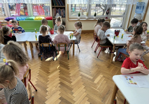 Dzieci podczas wklejania.