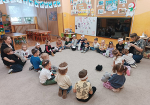 01 Dzieci słuchają zagadki o kocie