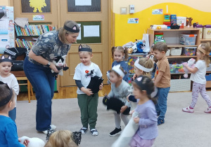 02 Zabawy ruchowe z maskotkami